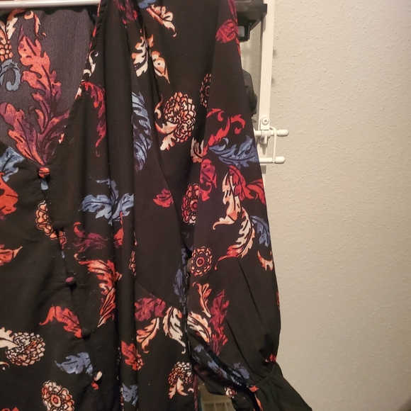 Arna York Floral Tunic Blouse (Size 2X) - Picture 5 of 7